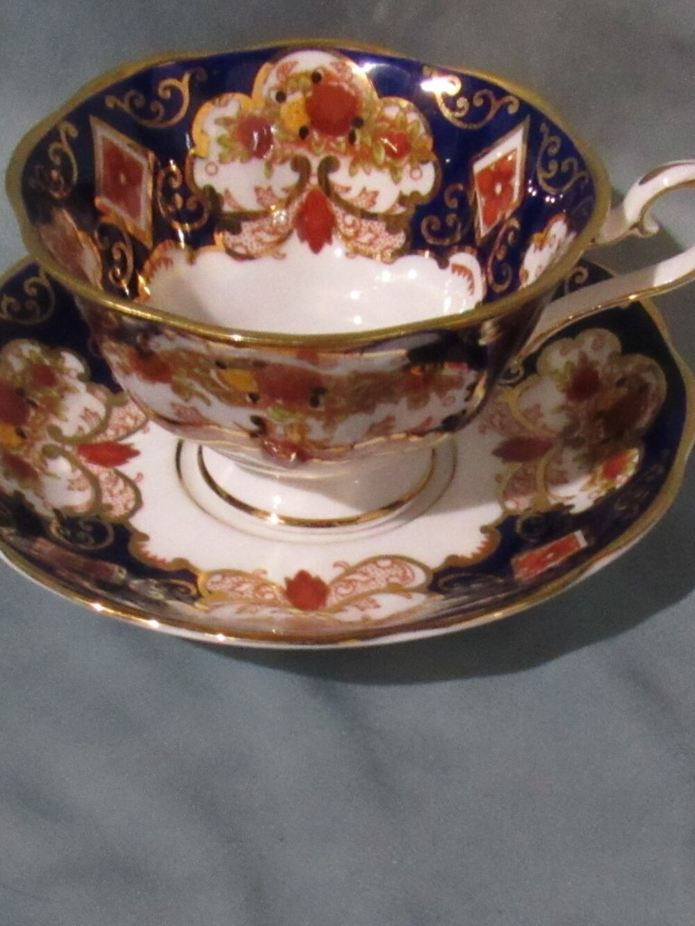 Royal Albert Heirloom Tea Cup and Saucer, Gold Trim, Wide Mouth, Footed,    Y390